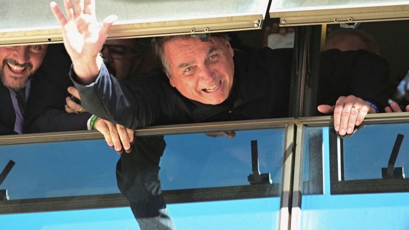 Tras tres meses de autoexilio, Jair Bolsonaro regresó a Brasil