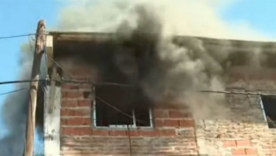 Violencia en Rosario: fuera de control, vecinos destruyeron la casa de un supuesto narco