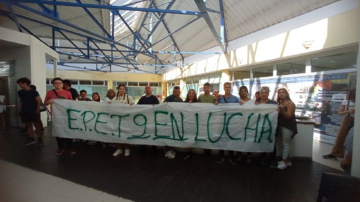 La comunidad educativa de la EPET 9 de Plottier se trasladó al Consejo Provincial de Educación