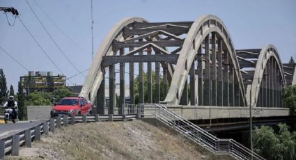 Policía se arrojó al Río Neuquén desde el puente carretero para salvar a una joven