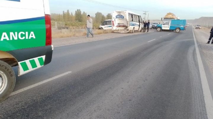 Un choque entre un camión y un minibus terminó con 23 personas hospitalizadas