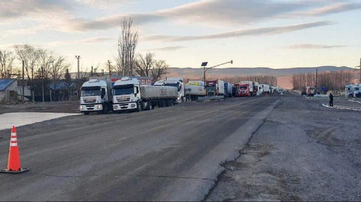 Por las nevadas, al menos 60 camiones quedaron varados en Neuquén