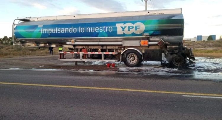 Camión cisterna de YPF cargado de combustible se prendió fuego mientras circulaba por la ruta 22
