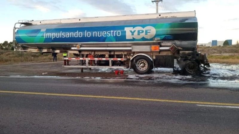 Camión cisterna de YPF cargado de combustible se prendió fuego mientras circulaba por la ruta 22