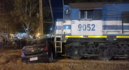Un tren embistió a un automóvil que estaba sobre las vías