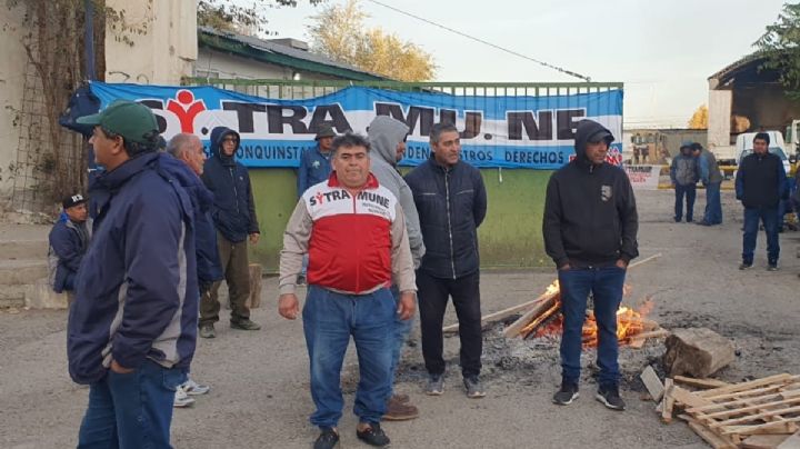 Municipales de Neuquén se manifestaron en la sede del oeste por falta de camiones y calefacción