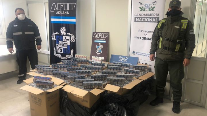 La Aduana incautó más de mil paquetes de cigarrillos en un camión que exportaba cal a Chile