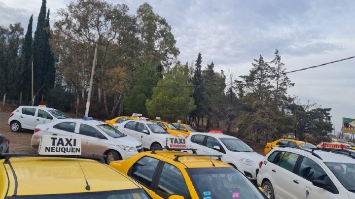 Taxistas realizaron una protesta en Neuquén en rechazo por la llegada de Uber
