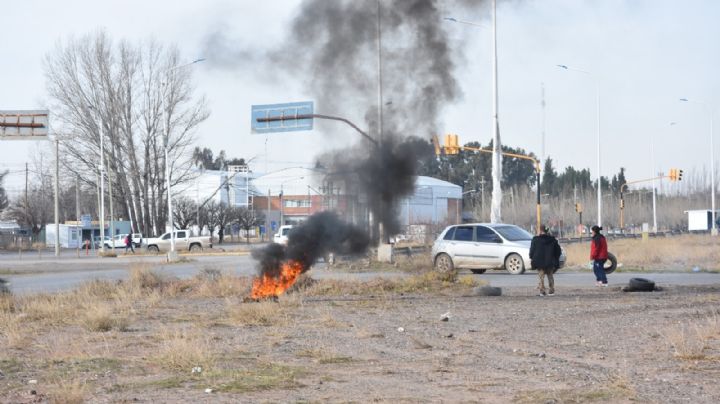 Lo que dejó el corte en ruta 7: un hombre fue arrastrado por un auto y terminó con algunos golpes
