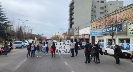 Estudiantes de la Escuela de Enfermería tomaron el edificio y cortaron la calle Sarmiento
