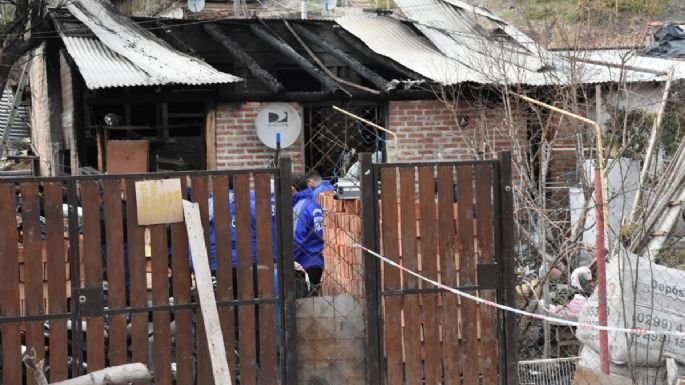 Dos personas murieron tras incendiarse por completo una vivienda en Cordón Colón