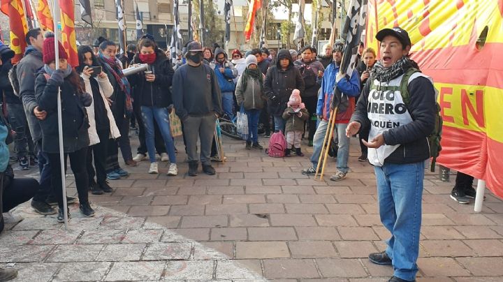 Piqueteros acompañaron protesta de Cerámica Neuquén y sumaron reclamo por pagos incumplidos