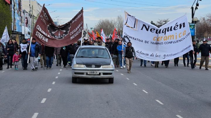 Trabajadores de Cerámica Neuquén marcharon a CALF: “Es imposible pagar estas tarifas”