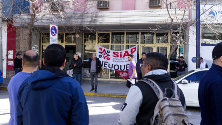 Tercerizados de Salud amenazaron con realizar un paro en todos los hospitales de Neuquén