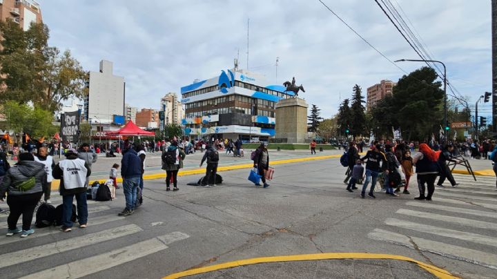Organizaciones sociales inician acampe por tiempo indefinido en Avenida Argentina