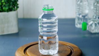 No tires las botellas plásticas y usalas para tener cilantro fresco en casa