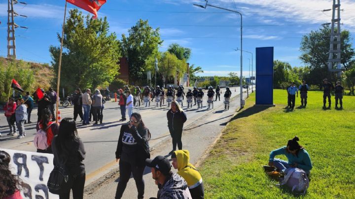 Organizaciones sociales protestaron en los puentes carreteros de Neuquén y Cipolletti