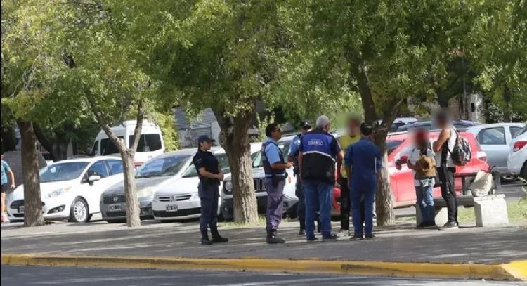 Operativos municipales en Neuquén para liberar la ciudad de la presencia de limpiavidrios
